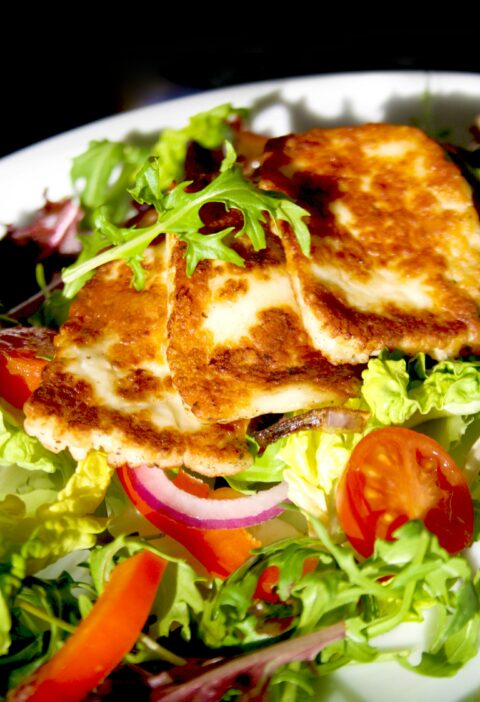 Halloumi und Salat