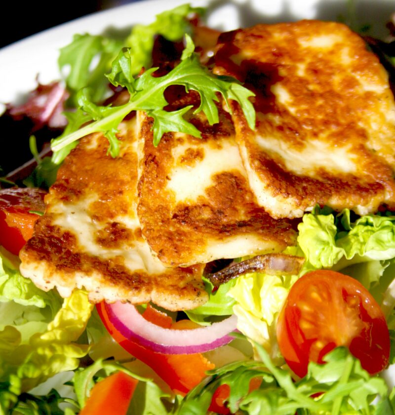 Halloumi und Salat